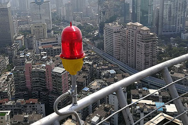 航空障碍灯对航空飞行器起到一定的警示作用